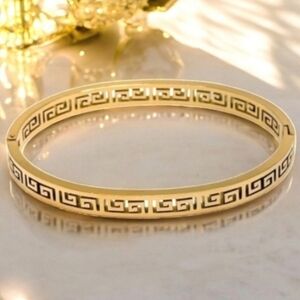 New 18k Gold Plated Luxury Greek Key Hinged Bangle Bracelet